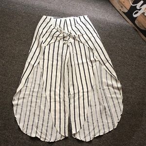 En Creme-Flowly pants! NTW Size small!